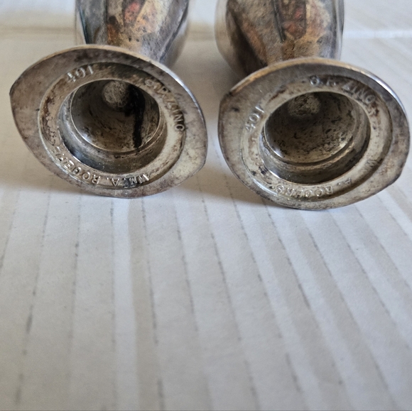 WM. A. Rogers 401 Silver Plated Zing Salt or Pepper Shakers With Screw On Tops - Picture 6 of 8